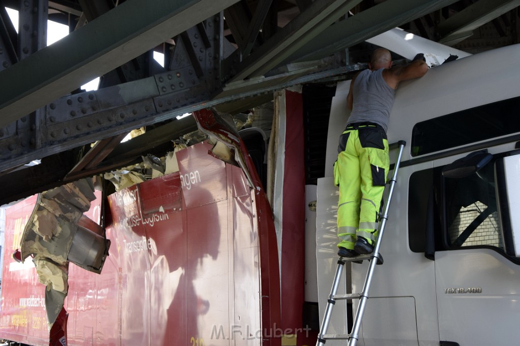 LKW blieb unter Bruecke haengen Koeln Deutz Opladenerstr Deutz Muelheimerstr P028.JPG - Miklos Laubert